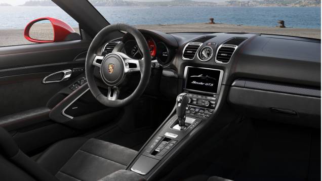 O interior têm com bancos esportivos e estofados em couro de Alcantara. | <a href="https://quatrorodas.abril.com.br/noticias/fabricantes/porsche-lanca-boxster-gts-cayman-gts-777156.shtml" rel="migration">Leia mais</a> O interior têm com bancos esportivos e estofados em couro de Alcantara. | <a href="https://quatrorodas.abril.com.br/noticias/fabricantes/porsche-lanca-boxster-gts-cayman-gts-777156.shtml" rel="migration">Leia mais</a>