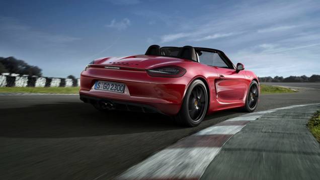 O Boxster vêm com o pacote Sport Chrono, que dá uma combinação mais esportiva para o modelo. | <a href="https://quatrorodas.abril.com.br/noticias/fabricantes/porsche-lanca-boxster-gts-cayman-gts-777156.shtml" rel="migration">Leia mais</a> O Boxster vêm com o pacote Sport Chrono, que dá uma combinação mais esportiva para o modelo. | <a href="https://quatrorodas.abril.com.br/noticias/fabricantes/porsche-lanca-boxster-gts-cayman-gts-777156.shtml" rel="migration">Leia mais</a>