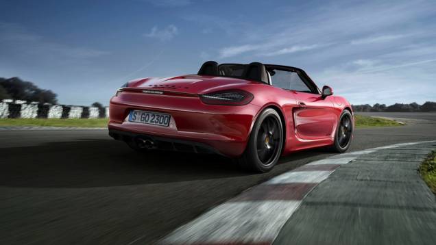 O Boxster vêm com o pacote Sport Chrono, que dá uma combinação mais esportiva para o modelo. | <a href="https://quatrorodas.abril.com.br/noticias/fabricantes/porsche-lanca-boxster-gts-cayman-gts-777156.shtml" rel="migration">Leia mais</a>