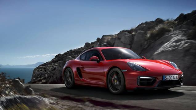 A Porsche lançou a versão GTS do Cayman. | <a href="https://quatrorodas.abril.com.br/noticias/fabricantes/porsche-lanca-boxster-gts-cayman-gts-777156.shtml" rel="migration">Leia mais</a>
