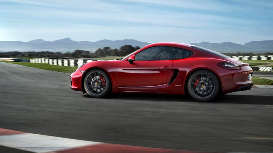 Chega aos 100 km/h em apenas 4,6 segundos e atinge 284 km/h. | <a href="https://quatrorodas.abril.com.br/noticias/fabricantes/porsche-lanca-boxster-gts-cayman-gts-777156.shtml" rel="migration">Leia mais</a>