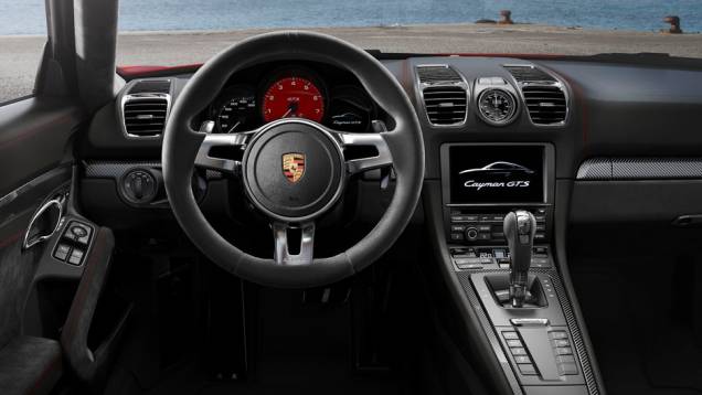 O interior têm com bancos esportivos e estofados em couro de Alcantara. | <a href="https://quatrorodas.abril.com.br/noticias/fabricantes/porsche-lanca-boxster-gts-cayman-gts-777156.shtml" rel="migration">Leia mais</a>