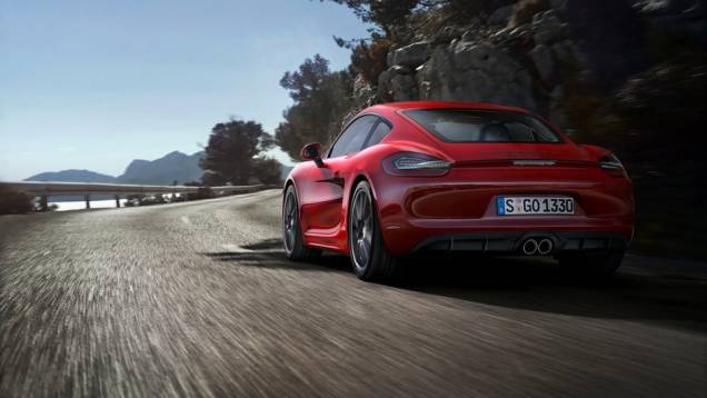 O Cayman vêm com o pacote Sport Chrono, que dá uma combinação mais esportiva para o modelo. | <a href="https://quatrorodas.abril.com.br/noticias/fabricantes/porsche-lanca-boxster-gts-cayman-gts-777156.shtml" rel="migration">Leia mais</a>