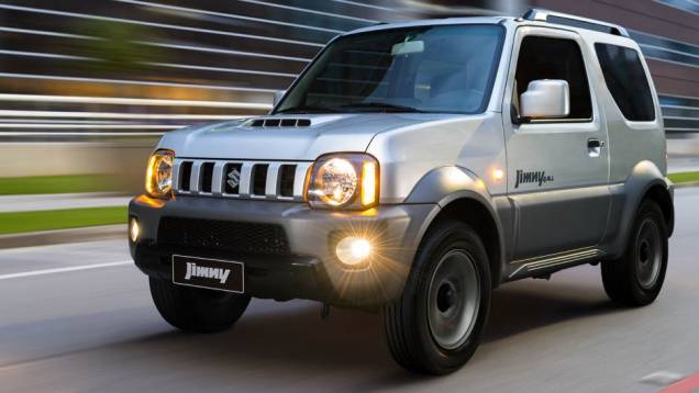 Lançado no Japão desde os anos 60, o Jimny é vendido até hoje por lá, e agora é fabricado no Brasil | <a href="%20https://quatrorodas.abril.com.br/carros/lancamentos/suzuki-jimny-734410.shtml" rel="migration">Leia mais</a>