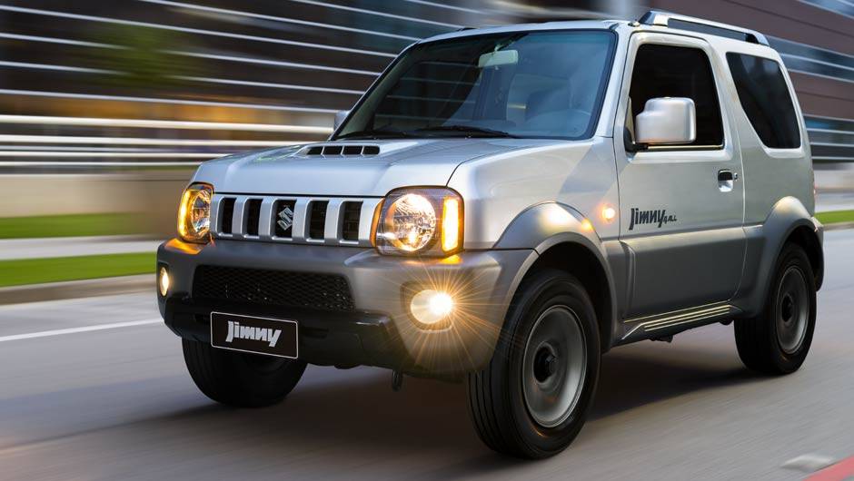 Lan&ccedil;ado no Jap&atilde;o desde os anos 60, o Jimny &eacute; vendido at&eacute; hoje por l&aacute;, e agora &eacute; fabricado no Brasil | <a href="%20https://quatrorodas.abril.com.br/carros/lancamentos/suzuki-jimny-734410.shtml" rel="migration">Leia mais</a>