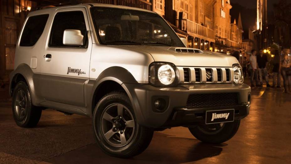 Apesar da aparência urbana, ele não faz feio quando precisa encarar atoleiros. Pelo contrário... | <a href="%20https://quatrorodas.abril.com.br/carros/lancamentos/suzuki-jimny-734410.shtml" rel="migration">Leia mais</a>