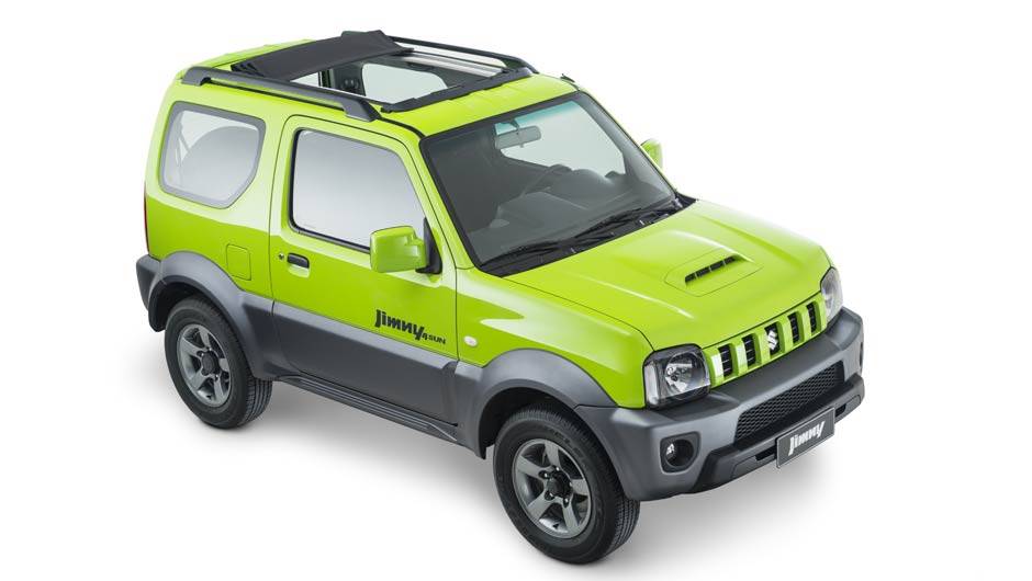 Ser&atilde;o vendidas quatro vers&otilde;es no Brasil, incluindo a 4SUN, equipada com teto solar | <a href="%20https://quatrorodas.abril.com.br/carros/lancamentos/suzuki-jimny-734410.shtml" rel="migration">Leia mais</a>