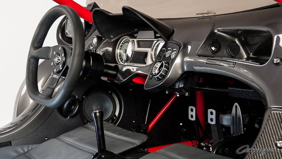 Interior do Campagna T-REX, veículo de três rodas | <a href="https://quatrorodas.abril.com.br//noticias/fabricantes/campagna-lanca-edicao-especial-t-rex-850025.shtml" target="_blank" rel="migration">Leia mais</a>