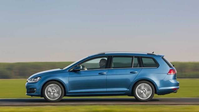 O carro é igual ao Golf até as portas traseiras, mas é 30 centímetros mais longo que o hatch, medindo 4,56 metros | <a href="https://quatrorodas.abril.com.br/noticias/fabricantes/vw-lanca-golf-variant-868081.shtml" rel="migration">Leia mais</a>