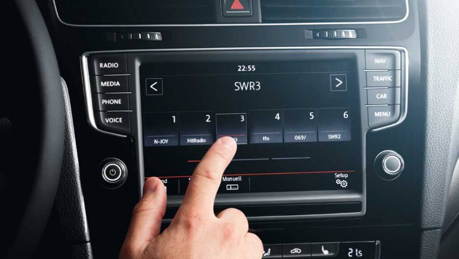 A central multimídia tem tela de 5,8 polegadas sensível ao toque e pode vir com GPS e câmera de ré | <a href="https://quatrorodas.abril.com.br/noticias/fabricantes/vw-lanca-golf-variant-868081.shtml" rel="migration">Leia mais</a>