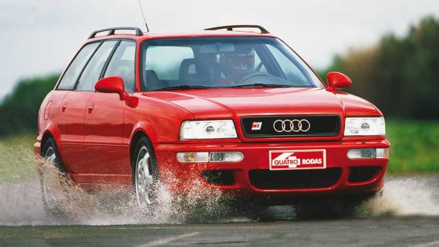 Audi RS2: a primeira perua superesportiva da Audi tinha uma preparação Porsche no sistema de admissão, escape e central eletrônica, resultando em 315 cv - apenas 65 cv a menos que a Ferrari F355