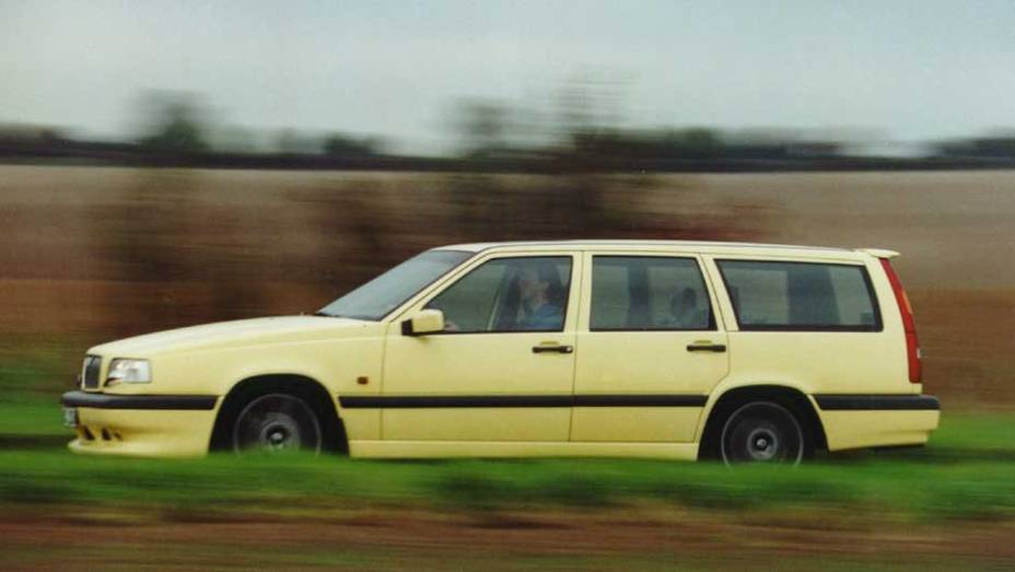 Volvo 850 T5-R: o motor 2.3 turbo das outras versões teve a central eletrônica remapeada para render 243 cv.Não parece muito, mas era: 0 a 100 km/h em 5,8 segundos e velocidade final de 250 km/h