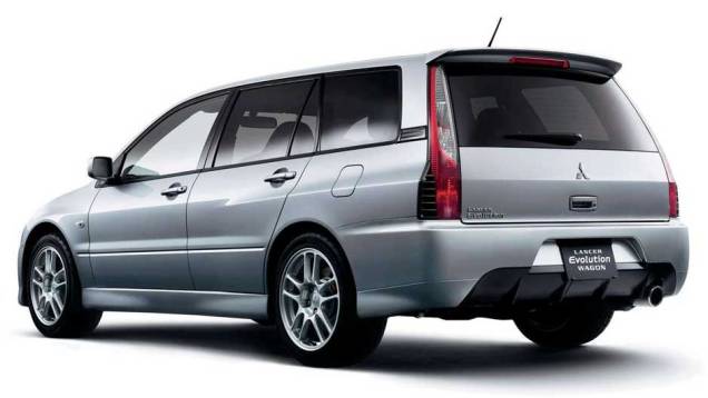 Mitsubishi Lancer Evo IX Wagon: a exótica perua trazia o mesmo visual e desempenho do Evo. O motor 2.0 turbo de 286 cv fazia a perua ir de 0 a 100 km/h em 4,7 segundos. Foi feita apenas no Japão e só por um ano