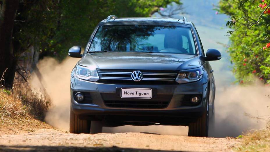 Os faróis, antes arredondados, ganharam contornos retos | <a href="https://quatrorodas.abril.com.br/carros/lancamentos/volkswagen-tiguan-640848.shtml" rel="migration">Leia mais</a>