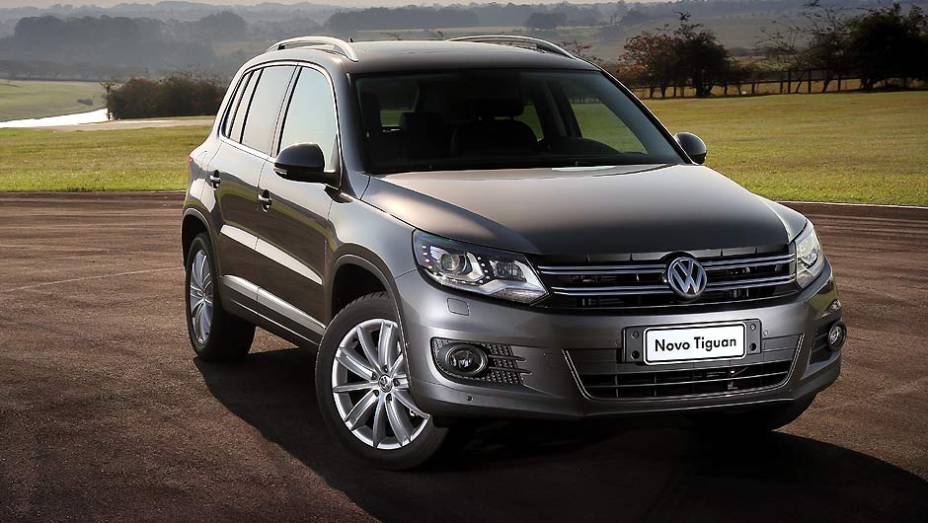 Grade frontal tem frisos duplos e agora une os dois faróis | <a href="https://quatrorodas.abril.com.br/carros/lancamentos/volkswagen-tiguan-640848.shtml" rel="migration">Leia mais</a>