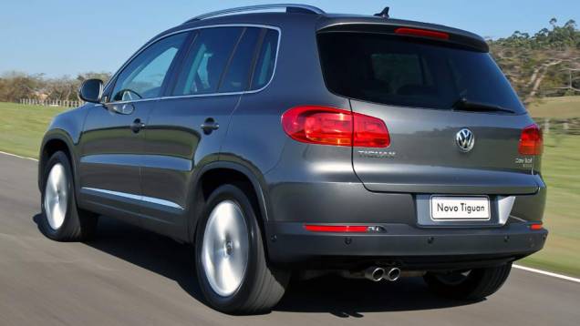 As lanternas também ficaram retangulares, semelhantes à da SpaceFox | <a href="https://quatrorodas.abril.com.br/carros/lancamentos/volkswagen-tiguan-640848.shtml" rel="migration">Leia mais</a>