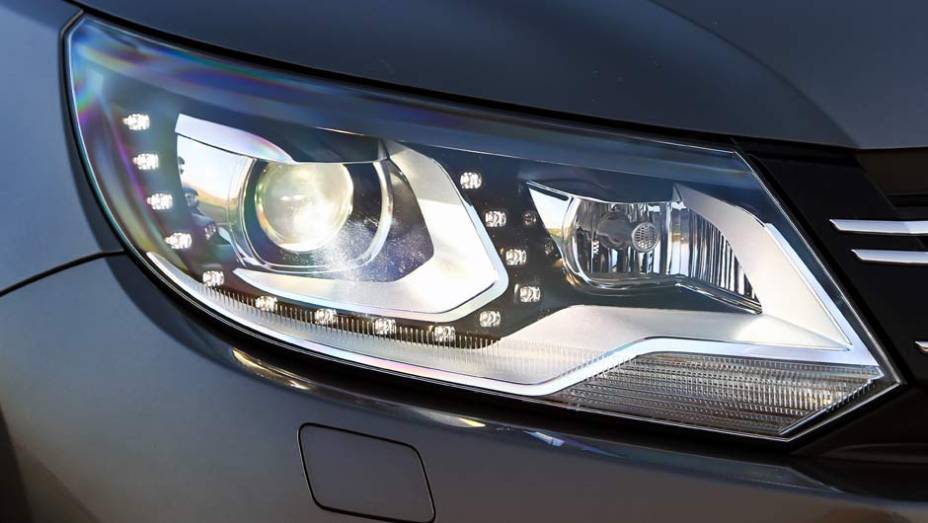 Sistema de iluminação diurna conta com 14 LEDs | <a href="https://quatrorodas.abril.com.br/carros/lancamentos/volkswagen-tiguan-640848.shtml" rel="migration">Leia mais</a>