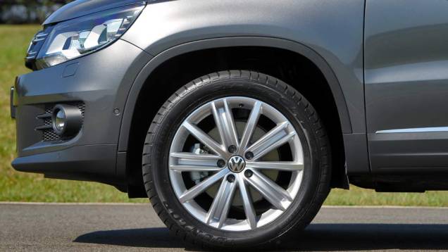 As rodas de 17 mantiveram o belo desenho. Conjunto de 18 é opcional | <a href="https://quatrorodas.abril.com.br/carros/lancamentos/volkswagen-tiguan-640848.shtml" rel="migration">Leia mais</a> As rodas de 17 mantiveram o belo desenho. Conjunto de 18 é opcional | <a href="https://quatrorodas.abril.com.br/carros/lancamentos/volkswagen-tiguan-640848.shtml" rel="migration">Leia mais</a>