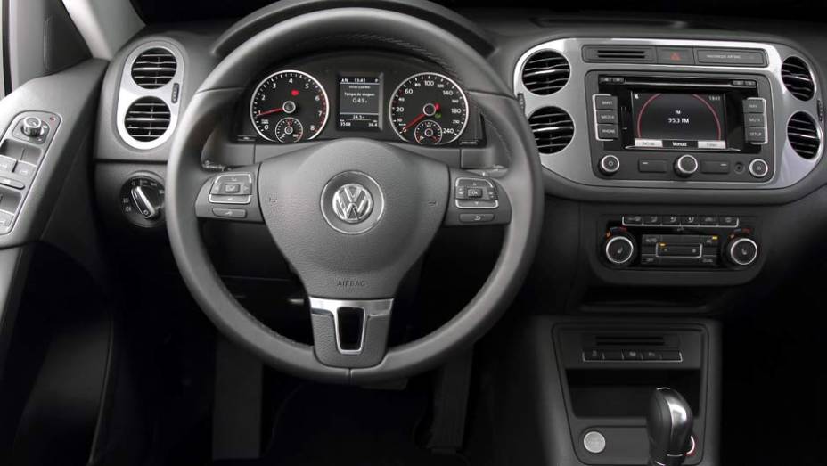 Painel de instrumentos ganhou tela colorida | <a href="https://quatrorodas.abril.com.br/carros/lancamentos/volkswagen-tiguan-640848.shtml" rel="migration">Leia mais</a>