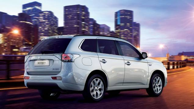 Por fora ele é praticamente igual a qualquer outra versão do Outlander | <a href="https://quatrorodas.abril.com.br/carros/lancamentos//mitsubishi-outlander-phev-801241.shtml" target="_blank" rel="migration">Leia mais</a>