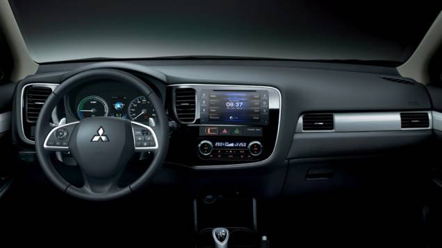As diferenças surgem no lado de dentro, mais precisamente no painel de instrumentos e no câmbio | <a href="https://quatrorodas.abril.com.br/carros/lancamentos//mitsubishi-outlander-phev-801241.shtml" target="_blank" rel="migration">Leia mais</a> As diferenças surgem no lado de dentro, mais precisamente no painel de instrumentos e no câmbio | <a href="https://quatrorodas.abril.com.br/carros/lancamentos//mitsubishi-outlander-phev-801241.shtml" target="_blank" rel="migration">Leia mais</a>