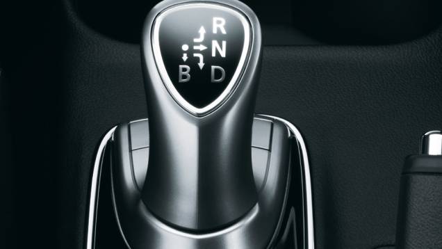 A transmissão tem uma alavanca em formato de joystick e dois modos de condução: o Drive (D) e o Brake (B), este segundo simulando freio-motor para recarregar as baterias | <a href="https://quatrorodas.abril.com.br/carros/lancamentos//mitsubishi-outlander-p" rel="migration"></a> A transmissão tem uma alavanca em formato de joystick e dois modos de condução: o Drive (D) e o Brake (B), este segundo simulando freio-motor para recarregar as baterias | <a href="https://quatrorodas.abril.com.br/carros/lancamentos//mitsubishi-outlander-p" rel="migration"></a>