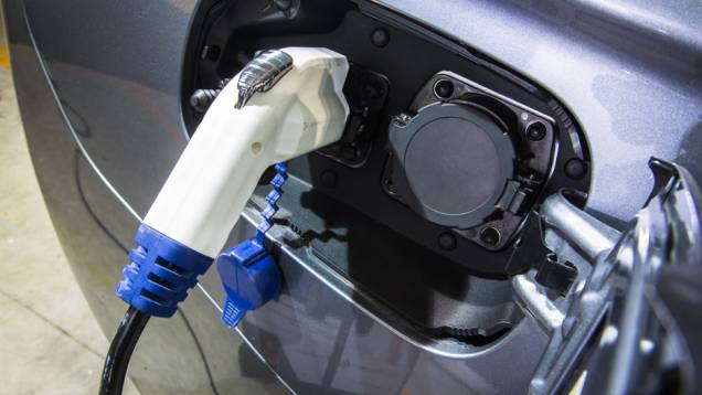 Como todo híbrido plug-in, o Outlander PHEV pode ser recarregado na tomada ou por meio do próprio motor a combustão | <a href="https://quatrorodas.abril.com.br/carros/lancamentos//mitsubishi-outlander-phev-801241.shtml" target="_blank" rel="migration">Leia mais</a> Como todo híbrido plug-in, o Outlander PHEV pode ser recarregado na tomada ou por meio do próprio motor a combustão | <a href="https://quatrorodas.abril.com.br/carros/lancamentos//mitsubishi-outlander-phev-801241.shtml" target="_blank" rel="migration">Leia mais</a>