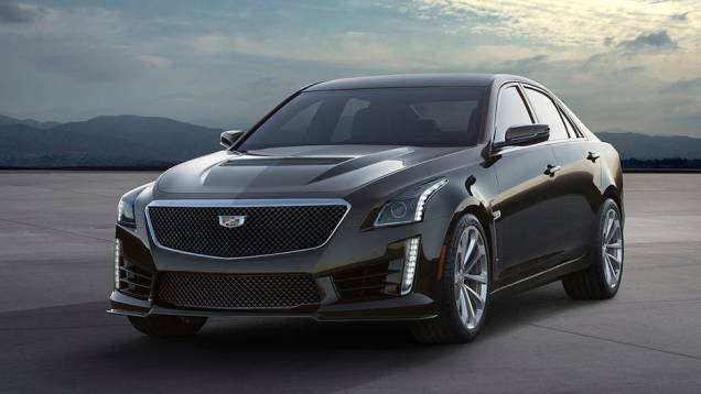 Na dianteira, o sedã ganhou grade e entradas de ar maiores | <a href="https://quatrorodas.abril.com.br/noticias/saloes/detroit-2015/cadillac-revela-novo-cts-v-820740.shtml" target="_blank" rel="migration">Leia mais</a>