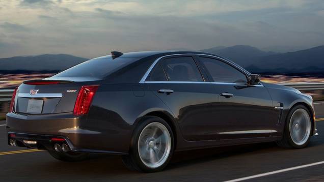 A traseira conta com aerofólio e quatro saídas de escape | <a href="https://quatrorodas.abril.com.br/noticias/saloes/detroit-2015/cadillac-revela-novo-cts-v-820740.shtml" target="_blank" rel="migration">Leia mais</a>