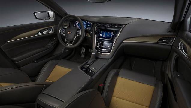 Por dentro, os bancos esportivos são de camurça e o painel de instrumentos digital tem 12,3 polegadas | <a href="https://quatrorodas.abril.com.br/noticias/saloes/detroit-2015/cadillac-revela-novo-cts-v-820740.shtml" target="_blank" rel="migration">Leia mais</a>