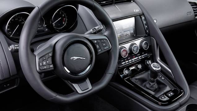 Outra mudança foi a adoção da direção elétrica, substituindo o sistema hidráulico do modelo lançado dois anos atrás | <a href="https://quatrorodas.abril.com.br/noticias/fabricantes/jaguar-f-type-ganha-tracao-integral-cambio-manual-868680.shtml" target="_blank" rel="migration"></a> Outra mudança foi a adoção da direção elétrica, substituindo o sistema hidráulico do modelo lançado dois anos atrás | <a href="https://quatrorodas.abril.com.br/noticias/fabricantes/jaguar-f-type-ganha-tracao-integral-cambio-manual-868680.shtml" target="_blank" rel="migration"></a>
