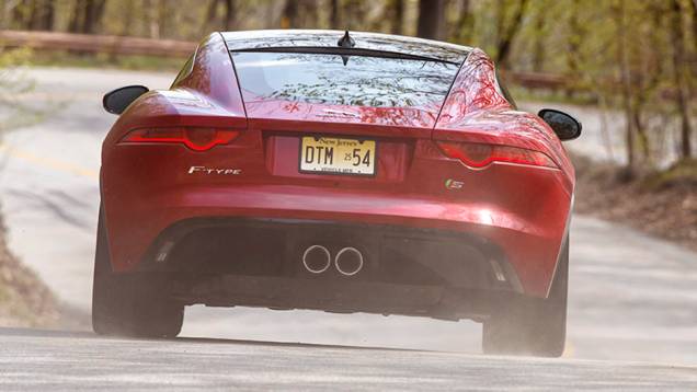 O propulsor V6 3.0 (380 cv) equipa o F-Type S | <a href="https://quatrorodas.abril.com.br/noticias/fabricantes/jaguar-f-type-ganha-tracao-integral-cambio-manual-868680.shtml" target="_blank" rel="migration">Leia mais</a> O propulsor V6 3.0 (380 cv) equipa o F-Type S | <a href="https://quatrorodas.abril.com.br/noticias/fabricantes/jaguar-f-type-ganha-tracao-integral-cambio-manual-868680.shtml" target="_blank" rel="migration">Leia mais</a>