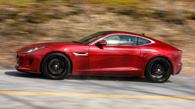 O novo sistema de tração veio acompanhado de um novo capô, com entradas de ar laterais maiores | <a href="https://quatrorodas.abril.com.br/noticias/fabricantes/jaguar-f-type-ganha-tracao-integral-cambio-manual-868680.shtml" target="_blank" rel="migration">Leia mais</a> O novo sistema de tração veio acompanhado de um novo capô, com entradas de ar laterais maiores | <a href="https://quatrorodas.abril.com.br/noticias/fabricantes/jaguar-f-type-ganha-tracao-integral-cambio-manual-868680.shtml" target="_blank" rel="migration">Leia mais</a>