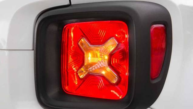 Na traseira, as lanternas do Renegade são inspiradas nos antigos galões que equipavam os Jeeps | <a href="https://quatrorodas.abril.com.br/noticias/fabricantes/saiba-tudo-jeep-renegade-850580.shtml" target="_blank" rel="migration">Leia mais</a> Na traseira, as lanternas do Renegade são inspiradas nos antigos galões que equipavam os Jeeps | <a href="https://quatrorodas.abril.com.br/noticias/fabricantes/saiba-tudo-jeep-renegade-850580.shtml" target="_blank" rel="migration">Leia mais</a>