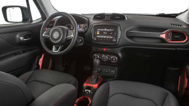 O estiloso interior foi inspirado no mundo dos esportes radicais; o desenho das saídas de ar-condicionado, por exemplo, veio dos óculos de esqui | <a href="https://quatrorodas.abril.com.br/noticias/fabricantes/saiba-tudo-jeep-renegade-850580.shtml" target="_blank" rel="migration"></a> O estiloso interior foi inspirado no mundo dos esportes radicais; o desenho das saídas de ar-condicionado, por exemplo, veio dos óculos de esqui | <a href="https://quatrorodas.abril.com.br/noticias/fabricantes/saiba-tudo-jeep-renegade-850580.shtml" target="_blank" rel="migration"></a>