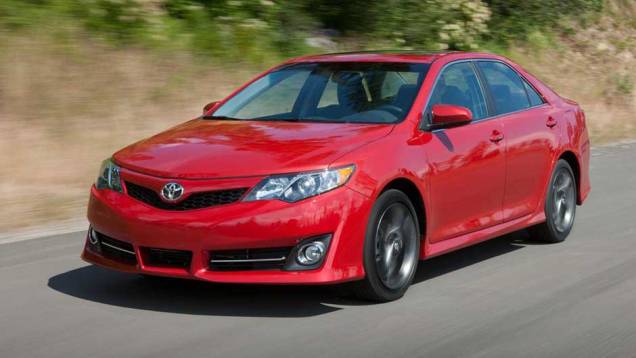 Renovado, o Camry ganhou visual mais esportivo. <a href="https://quatrorodas.abril.com.br/carros/lancamentos/toyota-camry-637524.shtml" rel="migration">Leia mais</a>