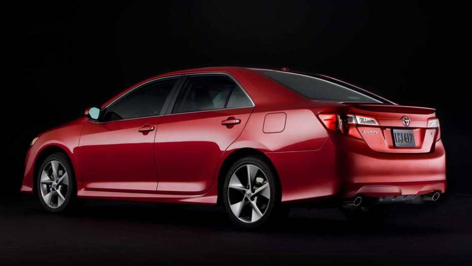 As lanternas têm desenho atraente. <a href="https://quatrorodas.abril.com.br/carros/lancamentos/toyota-camry-637524.shtml" rel="migration">Leia mais</a>