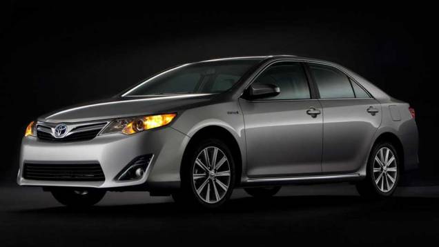 O conjunto mecânico do Camry tem um motor 2.5 a gasolina e outro elétrico. <a href="https://quatrorodas.abril.com.br/carros/lancamentos/toyota-camry-637524.shtml" rel="migration">Leia mais</a> O conjunto mecânico do Camry tem um motor 2.5 a gasolina e outro elétrico. <a href="https://quatrorodas.abril.com.br/carros/lancamentos/toyota-camry-637524.shtml" rel="migration">Leia mais</a>