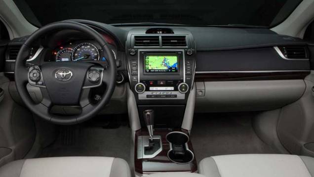Por dentro, o sedã tem acabamento requintado e sistema de entretenimento completo. <a href="https://quatrorodas.abril.com.br/carros/lancamentos/toyota-camry-637524.shtml" rel="migration">Leia mais</a> Por dentro, o sedã tem acabamento requintado e sistema de entretenimento completo. <a href="https://quatrorodas.abril.com.br/carros/lancamentos/toyota-camry-637524.shtml" rel="migration">Leia mais</a>
