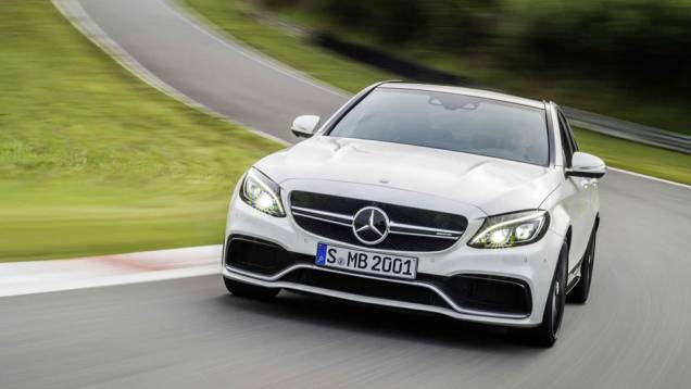 Às vésperas do Salão de Paris, a Mercedes-Benz revela o novo C63 AMG | <a href="https://quatrorodas.abril.com.br/noticias/saloes/paris-2014/mercedes-benz-revela-detalhes-novo-c63-amg-802146.shtml" rel="migration">Leia mais</a>