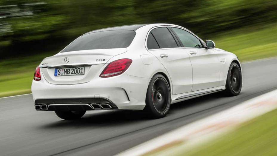 O esportivo será vendido nas carrocerias sedã e perua e nas versões C63 AMG e C63 AMG S (acima) | <a href="https://quatrorodas.abril.com.br/noticias/saloes/paris-2014/mercedes-benz-revela-detalhes-novo-c63-amg-802146.shtml" rel="migration">Leia mais</a>