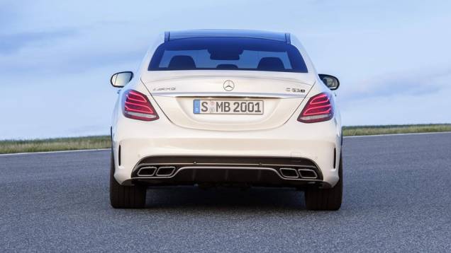 Segundo dados fornecidos pela marca, o C63 acelera de 0 a 100 km/h em 4,1 segundos, atingindo a velocidade máxima limitada eletronicamente em 250 km/h | <a href="https://quatrorodas.abril.com.br/noticias/saloes/paris-2014/mercedes-benz-revela-detalhes-novo" rel="migration"></a>