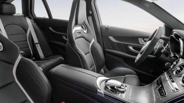 Os belos e confortáveis bancos esportivos são totalmente forrados em couro perfurado | <a href="https://quatrorodas.abril.com.br/noticias/saloes/paris-2014/mercedes-benz-revela-detalhes-novo-c63-amg-802146.shtml" rel="migration">Leia mais</a> Os belos e confortáveis bancos esportivos são totalmente forrados em couro perfurado | <a href="https://quatrorodas.abril.com.br/noticias/saloes/paris-2014/mercedes-benz-revela-detalhes-novo-c63-amg-802146.shtml" rel="migration">Leia mais</a>