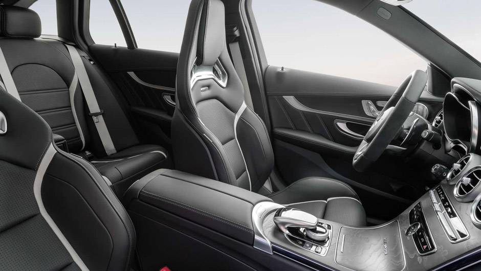 Os belos e confort&aacute;veis bancos esportivos s&atilde;o totalmente forrados em couro perfurado | <a href="https://quatrorodas.abril.com.br/noticias/saloes/paris-2014/mercedes-benz-revela-detalhes-novo-c63-amg-802146.shtml" rel="migration">Leia mais</a>
