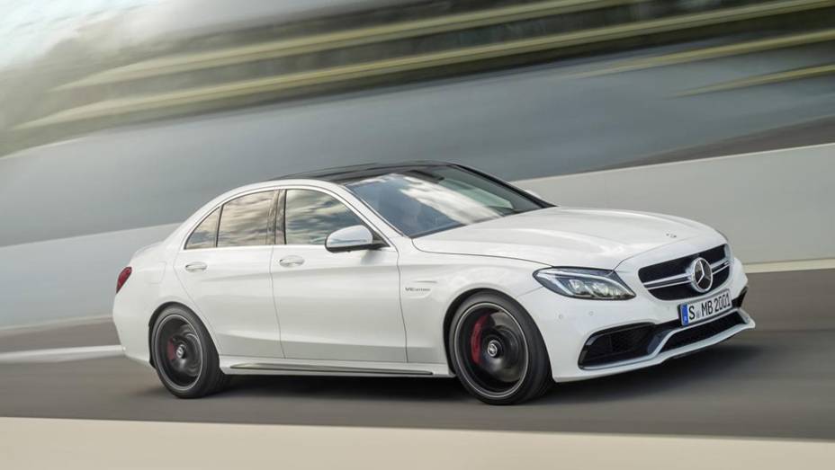 O C63 AMG ainda não tem data para chegar ao Brasil | <a href="https://quatrorodas.abril.com.br/noticias/saloes/paris-2014/mercedes-benz-revela-detalhes-novo-c63-amg-802146.shtml" rel="migration">Leia mais</a>