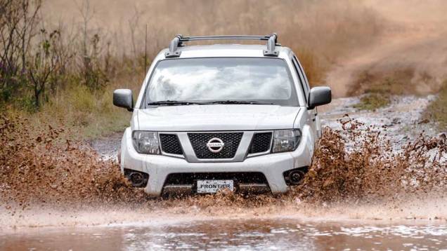 A aptidão para encarar trilhas continua sendo uma das virtudes da Frontier | <a href="https://quatrorodas.abril.com.br/carros/lancamentos/nissan-frontier-10-anos-722845.shtml" rel="migration">Leia mais</a>