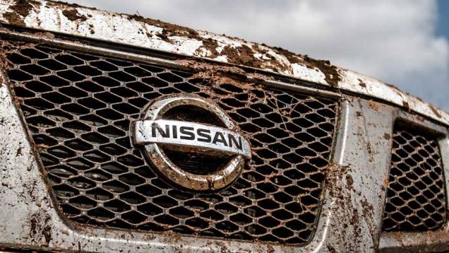 Nas mudanças visuais, a versão 10 Anos traz nova grade e novos para-choques | <a href="https://quatrorodas.abril.com.br/carros/lancamentos/nissan-frontier-10-anos-722845.shtml" rel="migration">Leia mais</a>