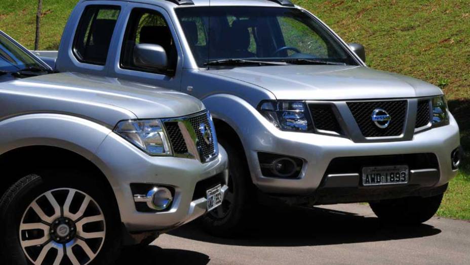 Além da nova grade, as rodas de liga leve também são inéditas | <a href="https://quatrorodas.abril.com.br/carros/lancamentos/nissan-frontier-10-anos-722845.shtml" rel="migration">Leia mais</a>