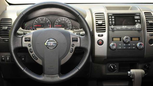 Por dentro, a picape tem novo volante e partida do motor sem chave | <a href="https://quatrorodas.abril.com.br/carros/lancamentos/nissan-frontier-10-anos-722845.shtml" rel="migration">Leia mais</a> Por dentro, a picape tem novo volante e partida do motor sem chave | <a href="https://quatrorodas.abril.com.br/carros/lancamentos/nissan-frontier-10-anos-722845.shtml" rel="migration">Leia mais</a>