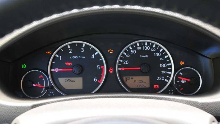 Painel de instrumentos tem novo grafismo; linha 10 Anos chega aos R$ 124.990 | <a href="https://quatrorodas.abril.com.br/carros/lancamentos/nissan-frontier-10-anos-722845.shtml" rel="migration">Leia mais</a> Painel de instrumentos tem novo grafismo; linha 10 Anos chega aos R$ 124.990 | <a href="https://quatrorodas.abril.com.br/carros/lancamentos/nissan-frontier-10-anos-722845.shtml" rel="migration">Leia mais</a>